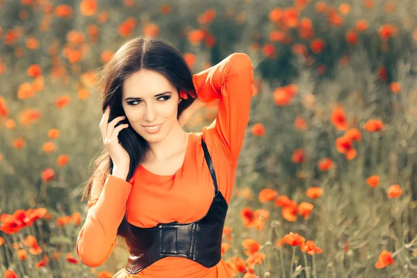 Gyönyörű nő egy mezőben Pipacsok — Stock Fotó