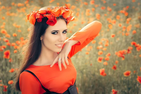 Женщина с цветочным венком на поле брани — стоковое фото