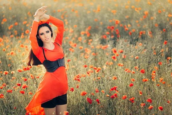 Mooie vrouw met bloemen krans op een gebied van papavers — Stockfoto