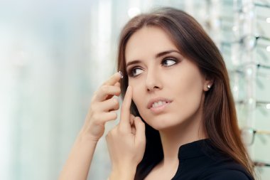 Kadın kozmetik ile optik mağazada renkli