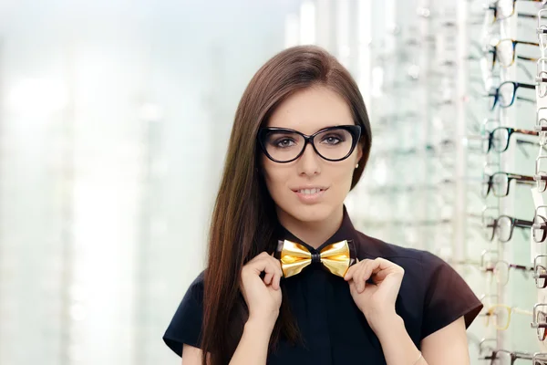 Elegante mujer Bowtie con gafas de marco de ojo de gato en tienda óptica — Foto de Stock