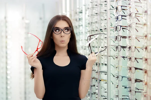 광학 저장소에 안경 프레임을 선택 하는 여자 — 스톡 사진