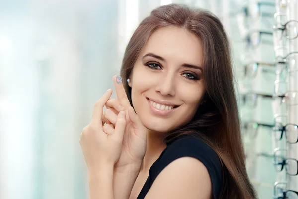 Femme avec cosmétique coloré en magasin optique — Photo