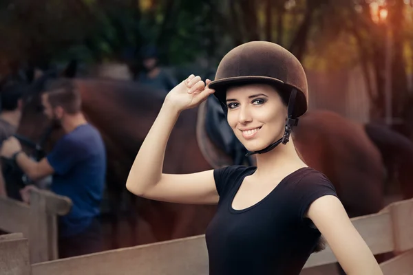 Mulher feliz com seu cavalo — Fotografia de Stock