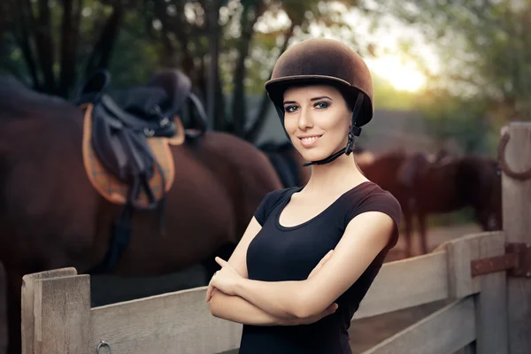 Mulher feliz com seu cavalo — Fotografia de Stock