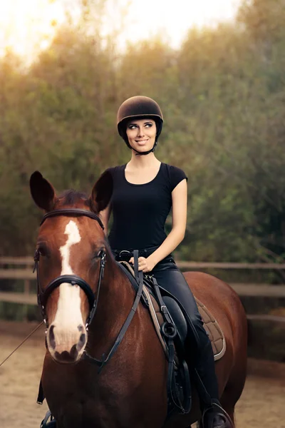 Glückliche Reiterin reitet in einer Manege — Stockfoto