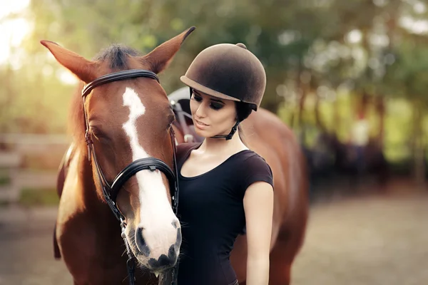 Mulher feliz com seu cavalo — Fotografia de Stock