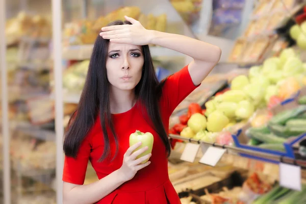 Mujer sorprendida con pimiento verde Compras en un supermercado —  Fotos de Stock