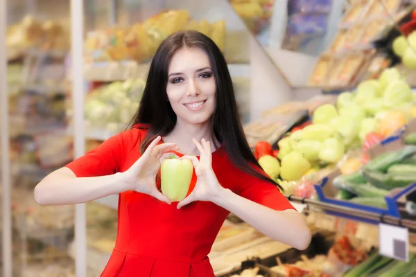 Mujer con pimiento verde Compras de comestibles en un supermercado —  Fotos de Stock