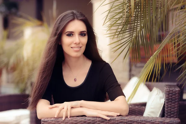 Mulher bonita Relaxante em férias de verão — Fotografia de Stock