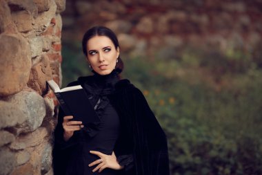 Güzel Dark Prenses okuma bir kitap