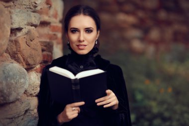 Güzel Dark Prenses okuma bir kitap