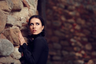 Kale duvarının yakınında korkmuş Prenses