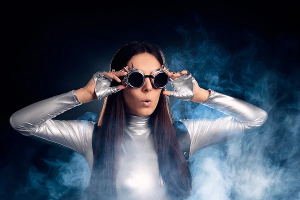 Zaskoczony, Kobieta w strój srebra i okulary Steampunk — Zdjęcie stockowe