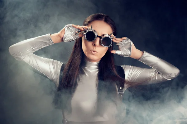 Wanita Terkejut dalam Kostum Perak dan Kacamata Steampunk — Stok Foto