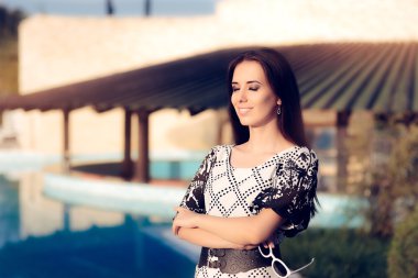 Mutlu kadın yaz tatil keyfini havuzu tarafından