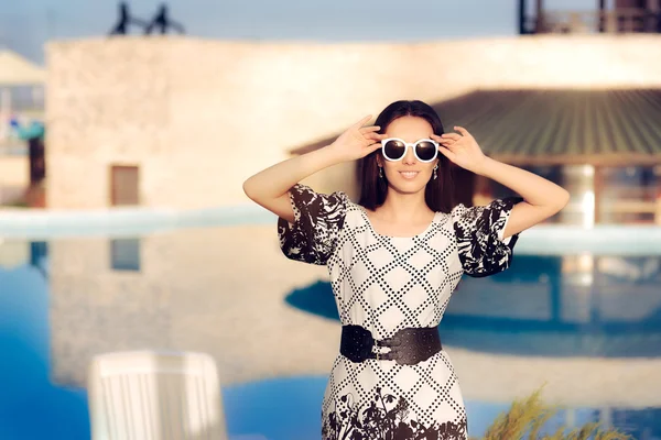 Mujer feliz verano con gafas de sol junto a la piscina — Foto de Stock