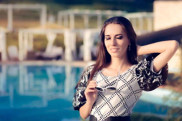 Счастливая женщина у бассейна, наслаждающаяся летним отпуском — стоковое фото