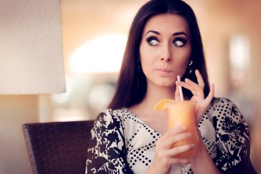 Portakal suyu bir restoranda sürpriz kadınla