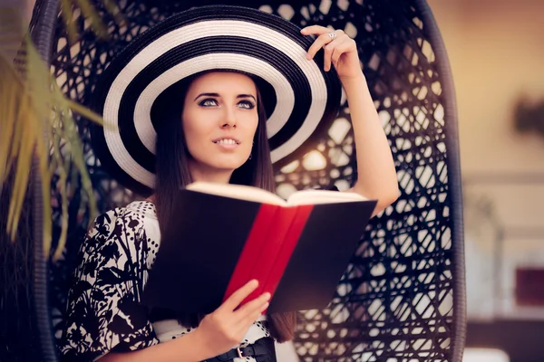 Красива жінка читає книгу в курортному — стокове фото