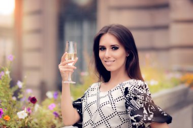 Şampanya tutan güzel kadın cam ve kutluyor