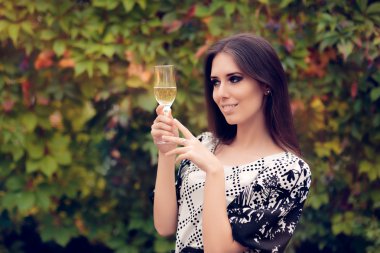 Şampanya tutan güzel kadın cam ve kutluyor