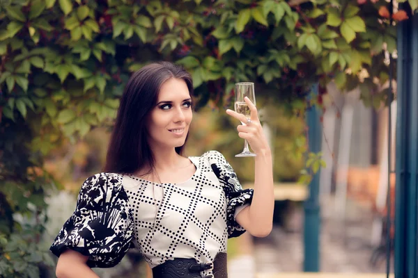 Wanita cantik Memegang Gelas Champagne dan Merayakan — Stok Foto