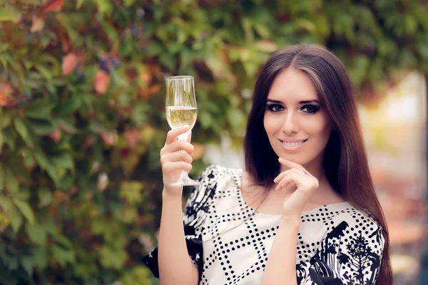 Hermosa mujer sosteniendo copa de champán y celebrando — Foto de Stock