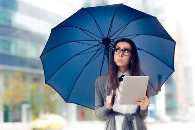 Gözlük, Tablet ve şehir içinde şemsiye ile hayal kırıklığına kadın