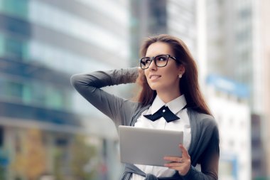 Kentsel kadın PC Tablet tutan gözlüklü