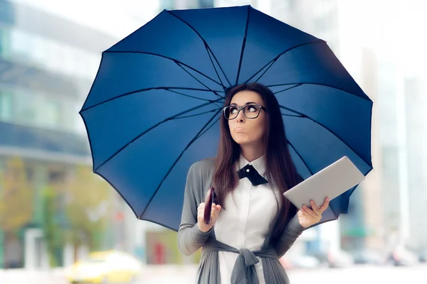 Teleurgesteld vrouw met bril, Tablet en paraplu in de stad — Stockfoto
