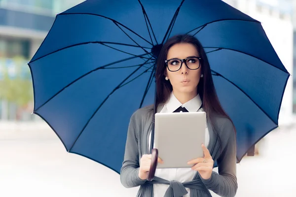 Ciekawa kobieta z okulary, Tablet i parasol w mieście — Zdjęcie stockowe