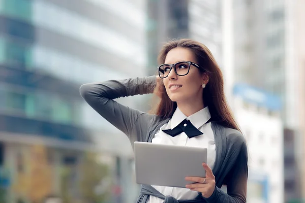 Stedelijke vrouw bril houden Pc Tablet — Stockfoto