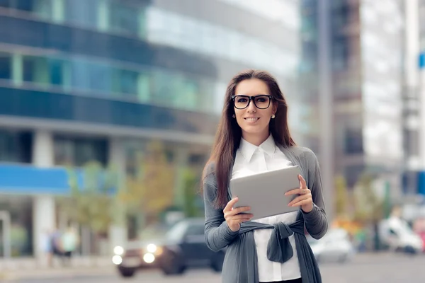 Stedelijke vrouw bril houden Pc Tablet — Stockfoto