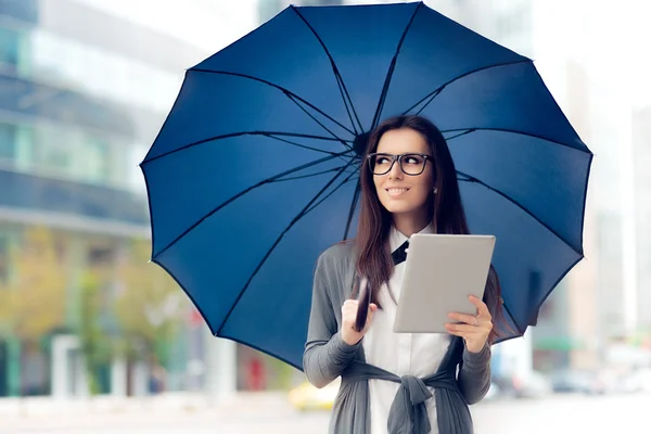 Gelukkige vrouw met bril, Tablet en paraplu in de stad — Stockfoto