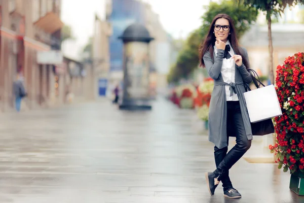 Stedelijke vrouw met boodschappentassen buiten — Stockfoto