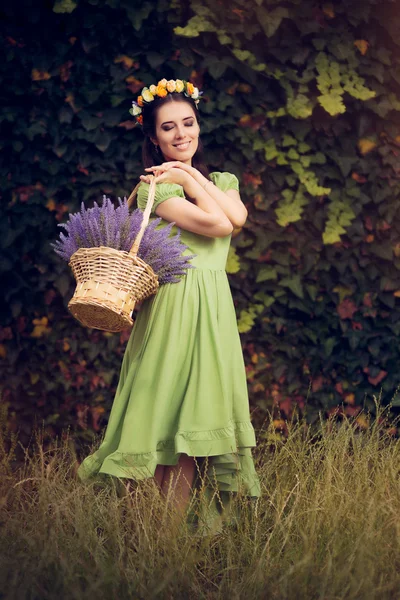 Chica de hadas florales de verano con cesta de lavanda —  Fotos de Stock