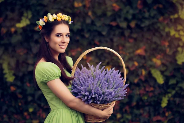 Letní květinová víla dívka s košíkem levandule — Stock fotografie