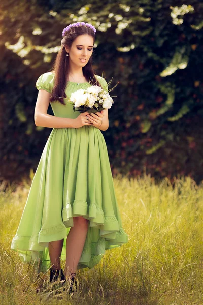 Verano de hadas niña sosteniendo ramo de flores —  Fotos de Stock