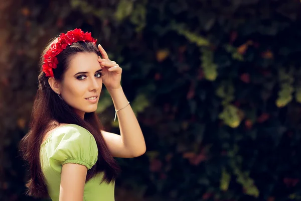Chica de verano con auricular hecho a mano floral rojo —  Fotos de Stock