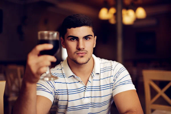 Pohledný muž, zvyšování sklenice na víno v Toast — Stock fotografie