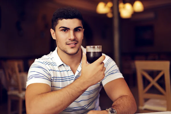 Bel homme levant verre de vin dans le pain grillé — Photo