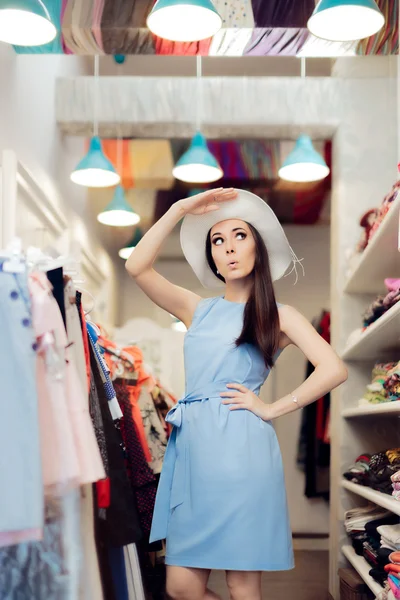 Niedlichen Sommer Fashionista Mädchen im Modegeschäft — Stockfoto