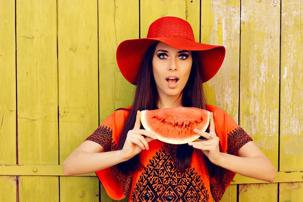 Donna sorpresa in cappello rosso con fetta di anguria — Foto Stock