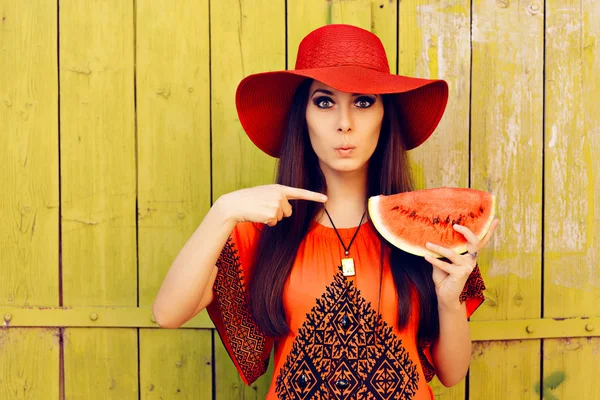 Donna sorpresa in cappello rosso con fetta di anguria — Foto Stock