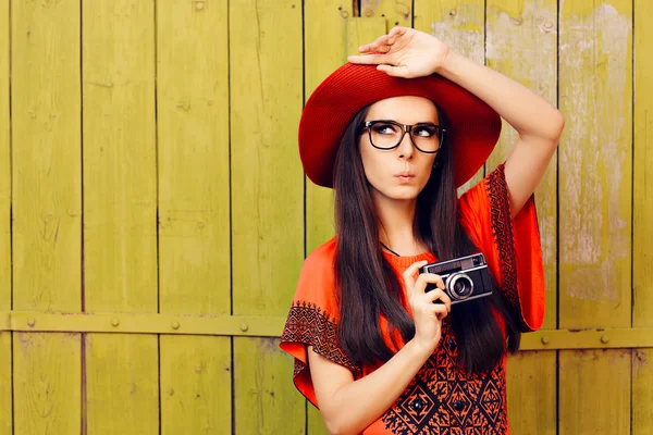 Chica divertida con cámara de fotos retro y sombrero de sol rojo —  Fotos de Stock