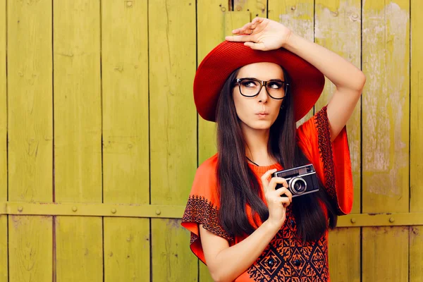 Ragazza divertente con fotocamera retrò e cappello rosso sole — Foto Stock