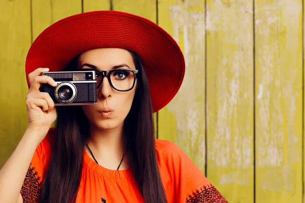 レトロな写真のカメラと赤い帽子の面白い女の子 — ストック写真
