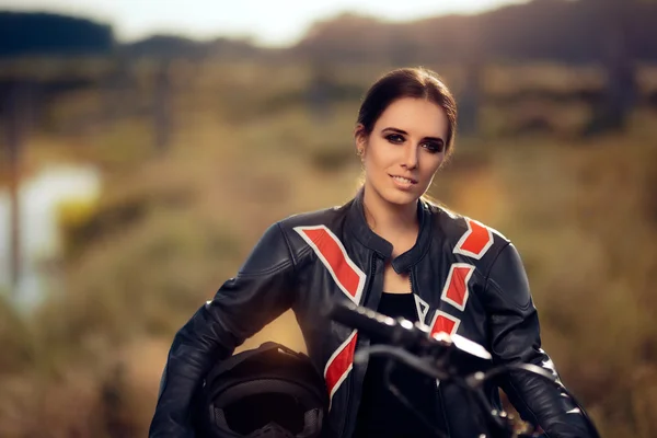 Kvinnliga motocrossförare bredvid hennes motorcykel — Stockfoto