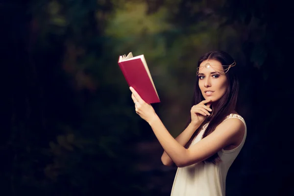 Hada princesa chica lectura cuento libro — Foto de Stock